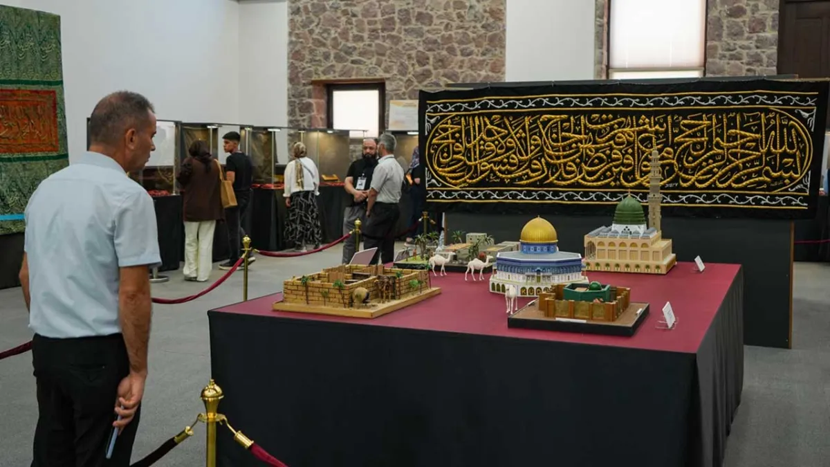 İzmir’de “Mukaddes Emanetler” sergisi ziyarete açıldı haberinin görseli