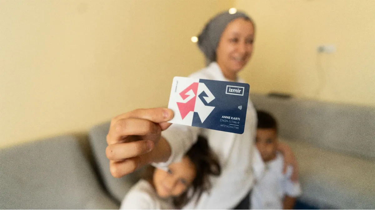 İzmirli anneler &#039;Anne Kart&#039; sayesinde çocuklarıyla sokağa çıkabiliyor haberinin görseli