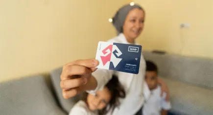 İzmirli anneler 'Anne Kart' sayesinde çocuklarıyla sokağa çıkabiliyor