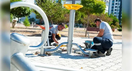 Karşıyaka’da parklar baştan sona yenileniyor