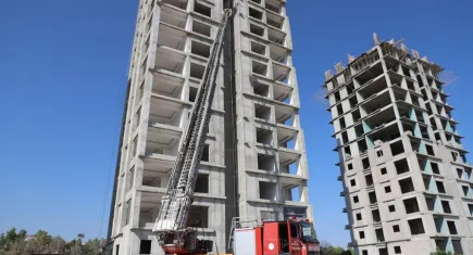 Mersin’de 13. katta mahsur kalan işçileri itfaiye 54 metrelik merdivenle kurtardı
