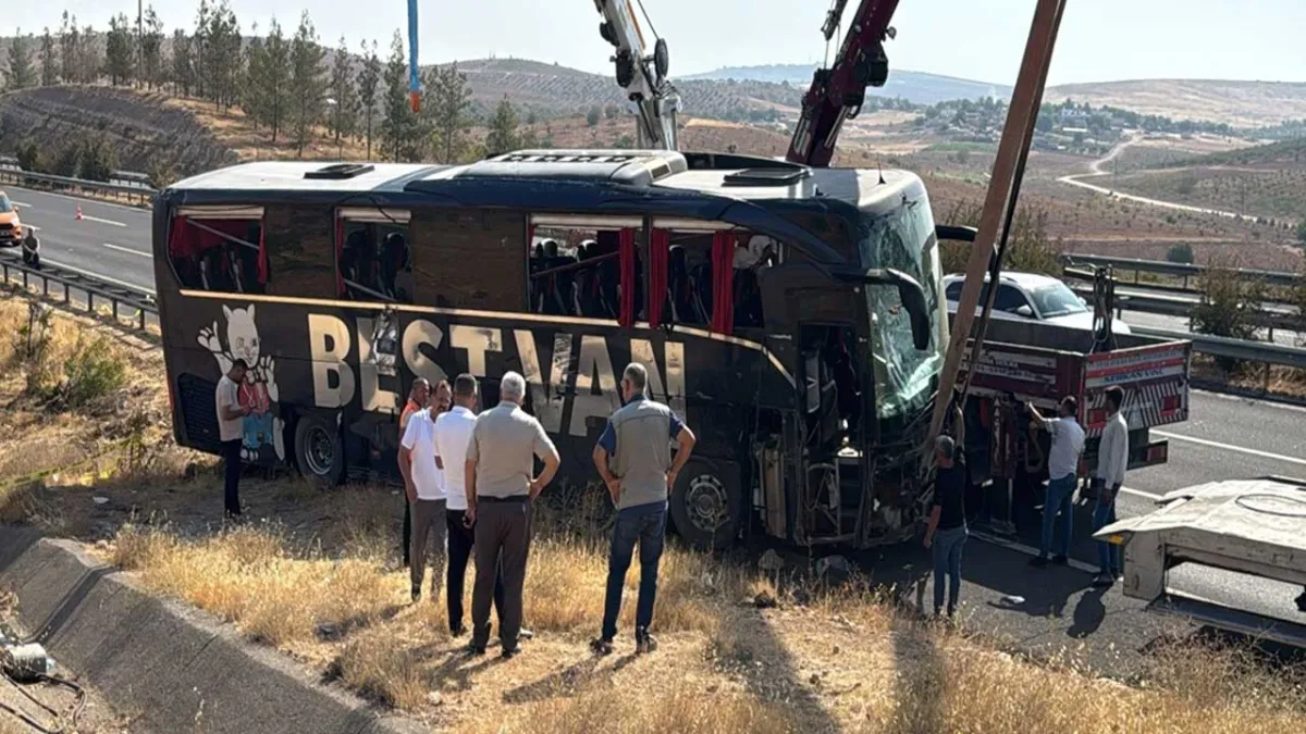 Yolcu otobüsü şarampole devrildi: Onlarca yaralı var! haberinin görseli