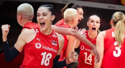 A Milli Kadın Voleybol Takımı, ABD'yi 3-1 yenerek yarı finale yükseldi!