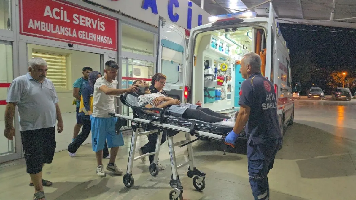 Adana&#039;da halı saha kavgası kanlı bitti: Genç adam başına taşla vuruldu haberinin görseli