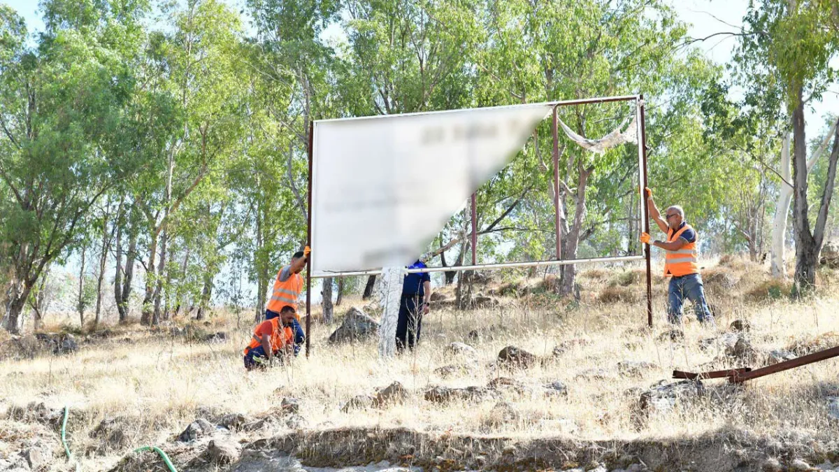 Çiğli’de çevre kirliliğine neden olan tabelalar söküldü haberinin görseli