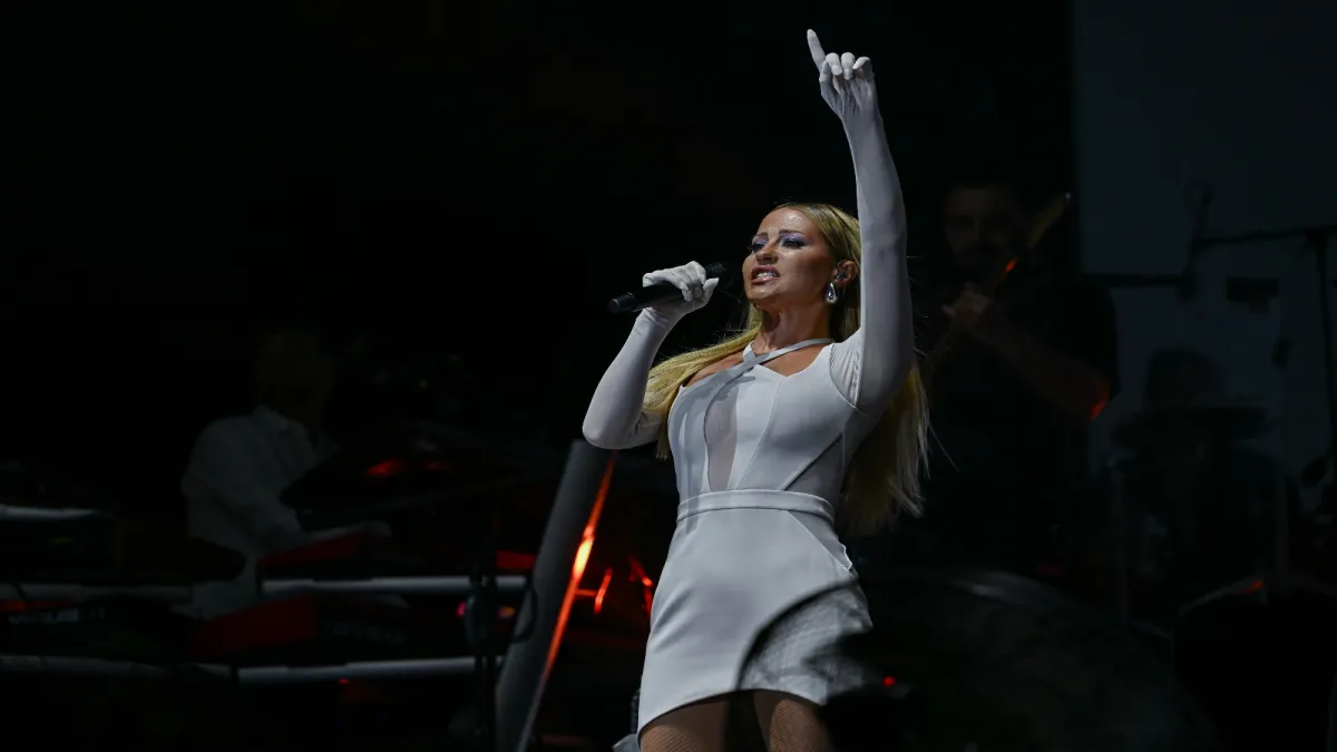 İEF’de Derya Uluğ rüzgarı: Çim Konserleri&#039;nde müzik dolu gece haberinin görseli
