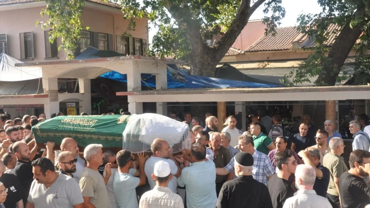 İzmir’de feci kaza: Genç pilot Berfu Hatipoğlu toprağa verildi haberinin görseli