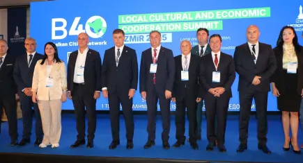 İzmir'deki B40 zirvesinde demokrasi mesajı: Umudumuzu kaybetmiyoruz