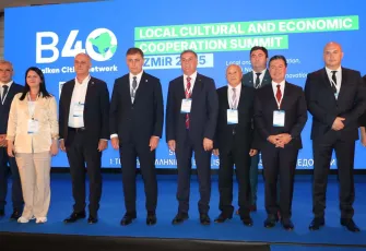 İzmir'deki B40 zirvesinde demokrasi mesajı: Umudumuzu kaybetmiyoruz