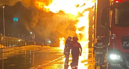 İzmir İtfaiyesi, Aliağa’da büyük felaketi engelledi: Yangın kontrol altına alındı