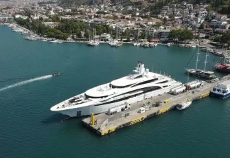 Milyarder ailesinin mega yatı Fethiye’de! 1 milyon TL’lik kumanya alımı dikkat çekti