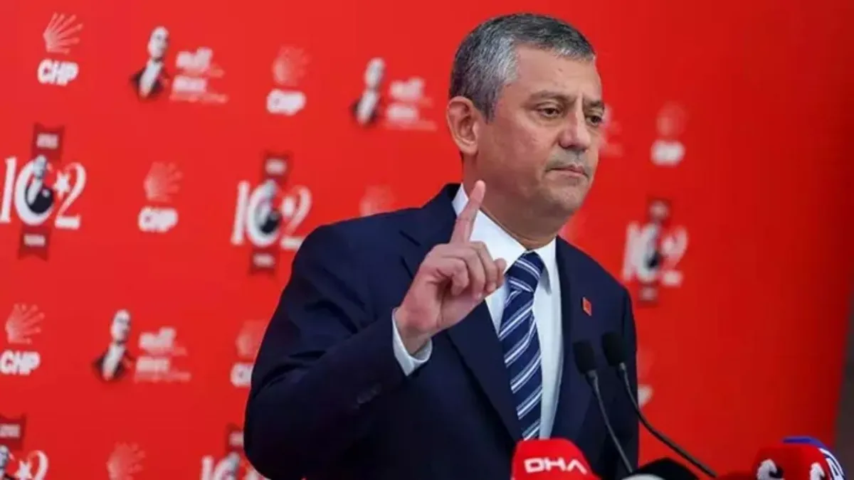Özgür Özel’den Erdoğan’a sert mesaj: “İsterse CHP’ye kayyım atasın, biz yolumuzda yürüyüşe devam!” haberinin görseli
