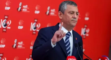 Özgür Özel’den Erdoğan’a sert mesaj: “İsterse CHP’ye kayyım atasın, biz yolumuzda yürüyüşe devam!”