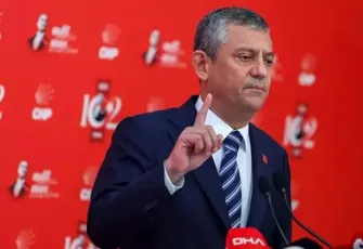 Özgür Özel’den Erdoğan’a sert mesaj: “İsterse CHP’ye kayyım atasın, biz yolumuzda yürüyüşe devam!”