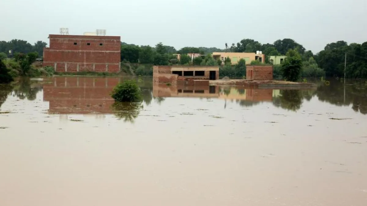 Pakistan’da tarihin en büyük sel felaketi: 300 bin kişi tahliye edildi haberinin görseli