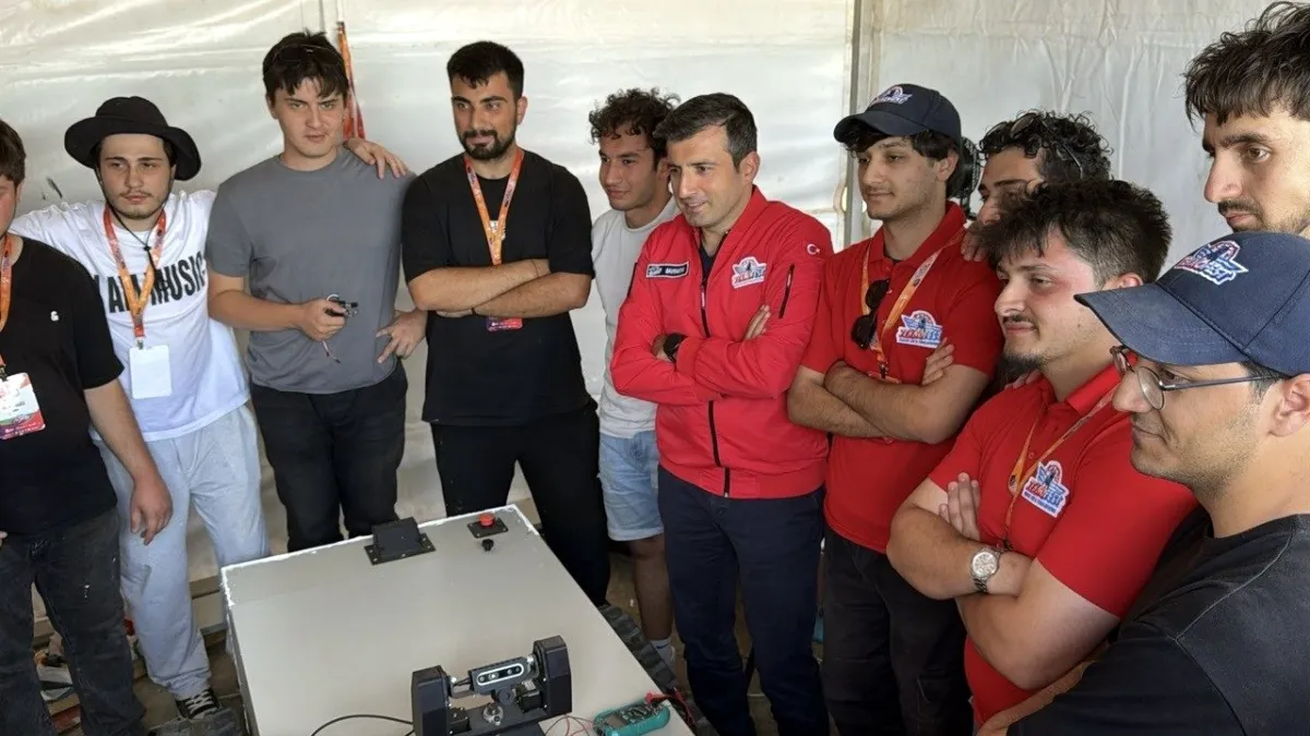 Selçuk Bayraktar Tekirdağ’daki TEKNOFEST insansız kara aracı yarışması’nı ziyaret etti haberinin görseli
