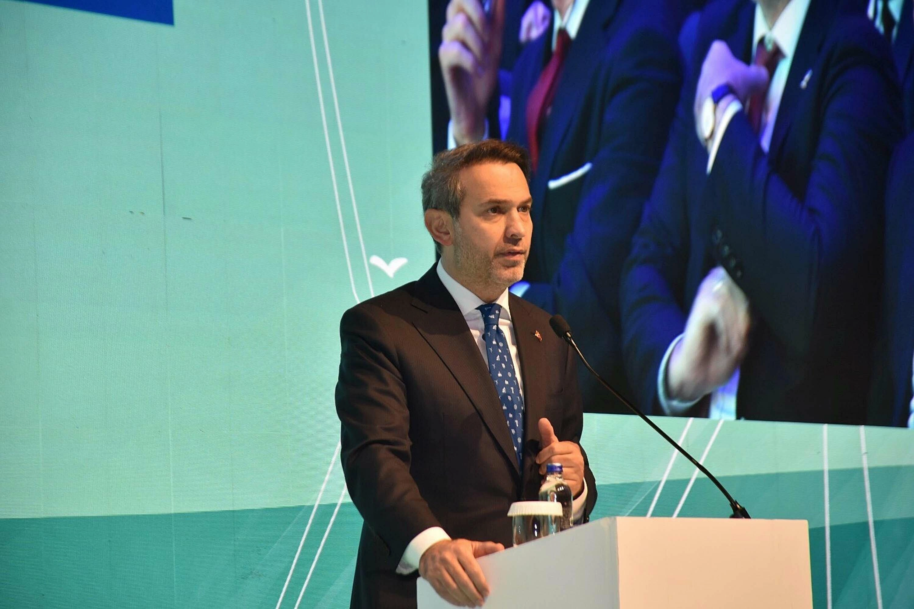 Alparslan Bayraktar: Yenilenebilir enerjide 23 yılda sessiz bir devrim yaptık başlıklı video haberin görseli