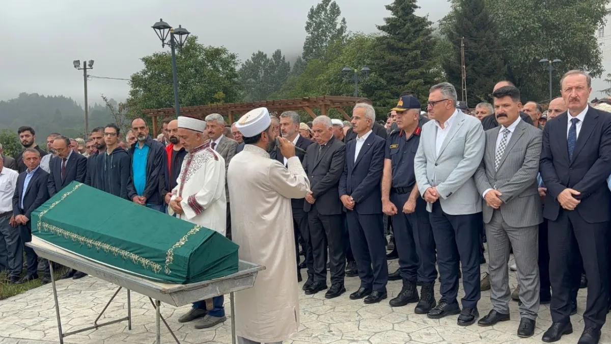 Bakan Uraloğlu, Trabzon’da ailesinin acısına ortak oldu: Halasının eşi toprağa verildi haberinin görseli