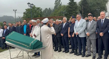 Bakan Uraloğlu, Trabzon’da ailesinin acısına ortak oldu: Halasının eşi toprağa verildi
