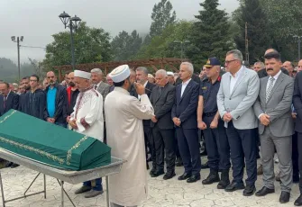 Bakan Uraloğlu, Trabzon’da ailesinin acısına ortak oldu: Halasının eşi toprağa verildi