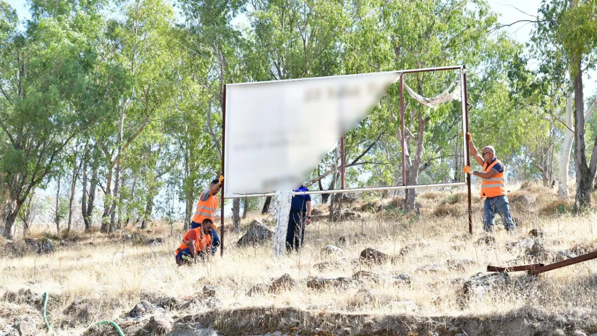 Çiğli’de izinsiz reklamlara geçit yok: Belediye ekipleri kent estetiği ve güvenlik için sahada haberinin görseli