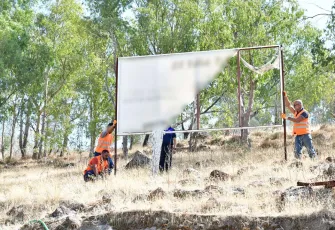 Çiğli’de izinsiz reklamlara geçit yok: Belediye ekipleri kent estetiği ve güvenlik için sahada