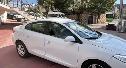 El yapımı patlayıcı patladı: 4 araç zarar gördü