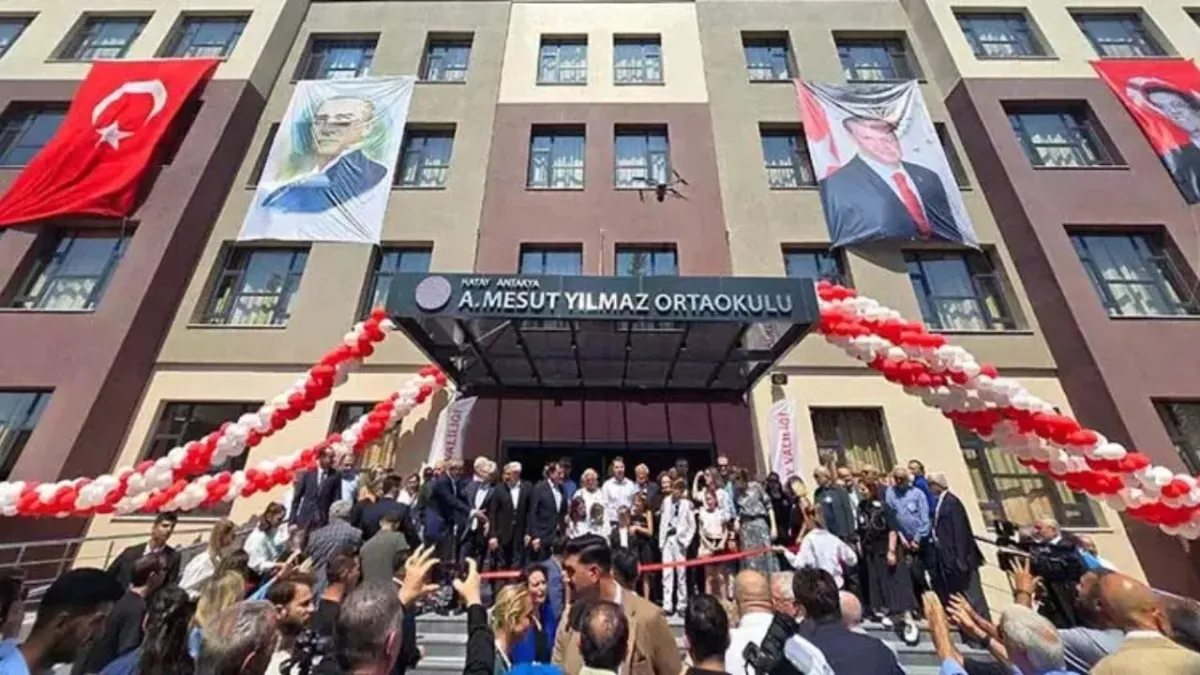 Hatay’da yıkılan okulun yerine Mesut Yılmaz Ortaokulu açıldı: Depremin acısı eğitimle silinecek haberinin görseli