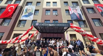 Hatay’da yıkılan okulun yerine Mesut Yılmaz Ortaokulu açıldı: Depremin acısı eğitimle silinecek