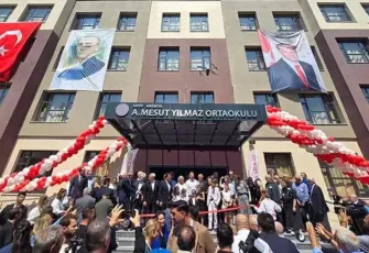 Hatay’da yıkılan okulun yerine Mesut Yılmaz Ortaokulu açıldı: Depremin acısı eğitimle silinecek