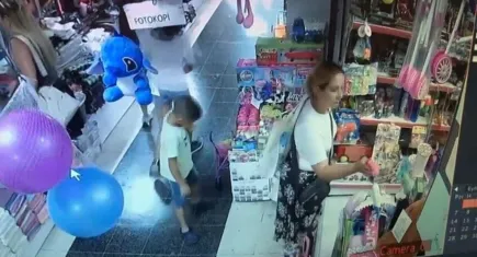 Hırsız kadın, 700 TL’lik oyuncağı çocuğuna verdi, sadece 10 tl harcadı