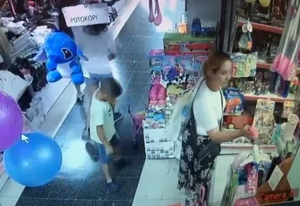 Hırsız kadın, 700 TL’lik oyuncağı çocuğuna verdi, sadece 10 tl harcadı
