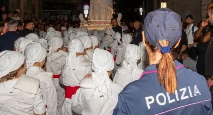 İtalya’da Santa Rosa festivali öncesi şok! Silahlı 2 şüpheli tutuklandı