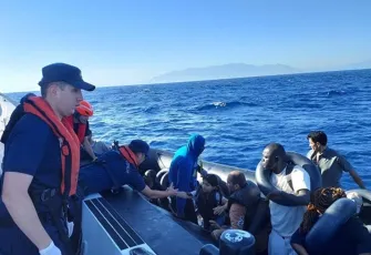 İzmir açıklarında dram: 137 düzensiz göçmen sahil güvenlik tarafından kurtarıldı