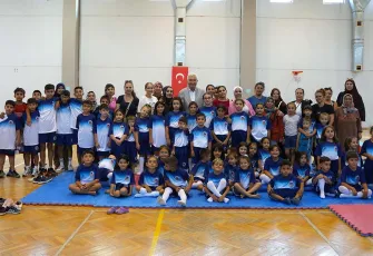 Kemalpaşa’da spor kursiyerlerine formalar Başkan Türkmen’den