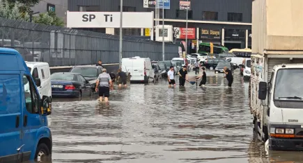Ankara'da sağanak yağış hayatı felç etti: Cadde ve sokaklar göle döndü
