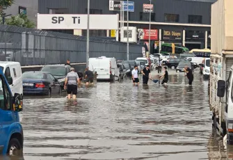 Ankara'da sağanak yağış hayatı felç etti: Cadde ve sokaklar göle döndü