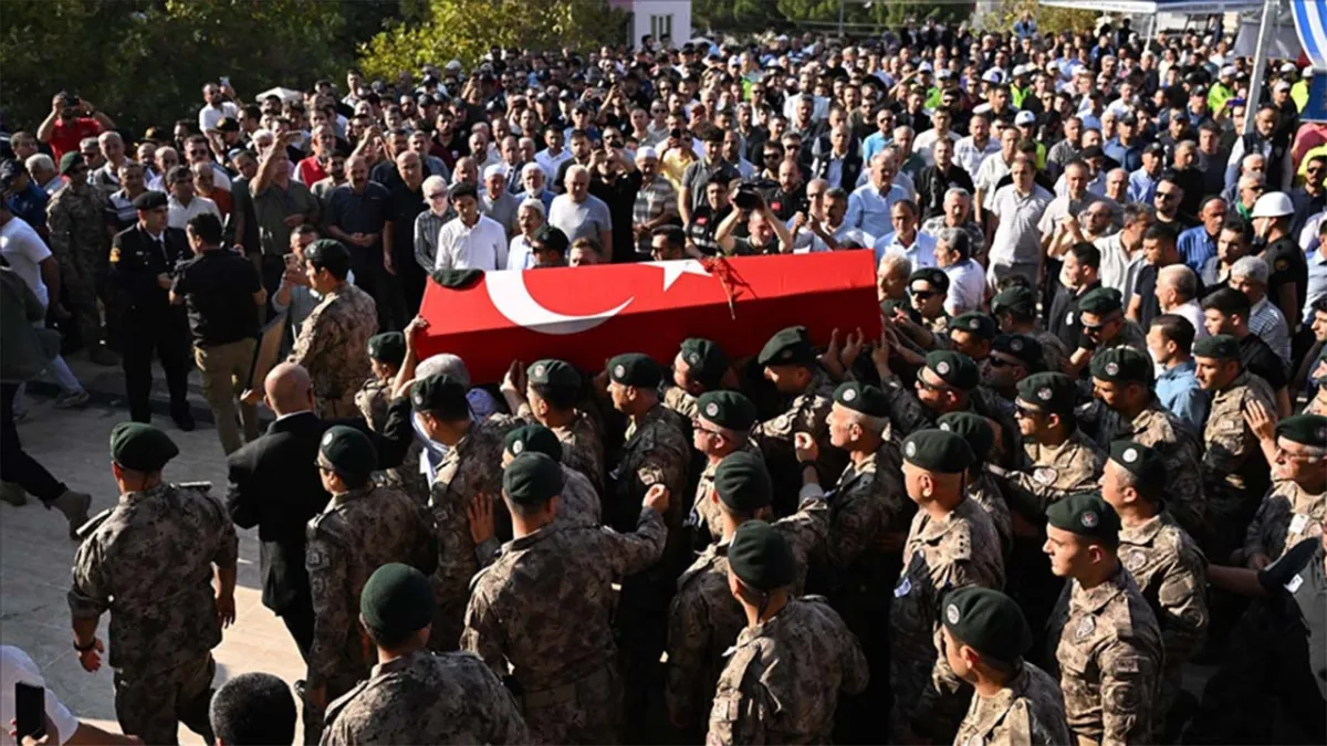 Babasından 7 yıl sonra aynı kentte şehit oldu: Polis memuru Mustafa Karapınar, son yolculuğuna uğurlandı haberinin görseli