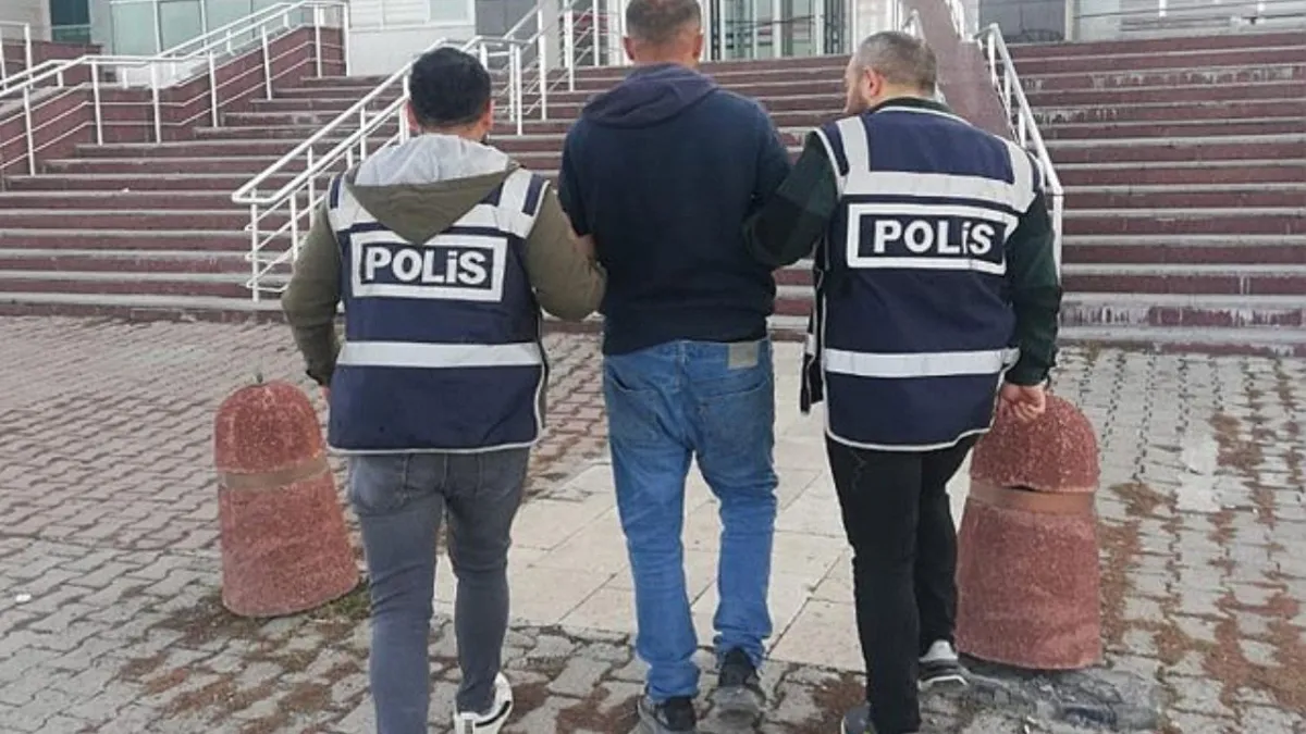 İzmir’de dev operasyon: 64 şüpheli yakalandı, ruhsatsız silahlar ve çalıntı motosikletler ele geçirildi haberinin görseli