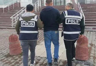 İzmir’de dev operasyon: 64 şüpheli yakalandı, ruhsatsız silahlar ve çalıntı motosikletler ele geçirildi