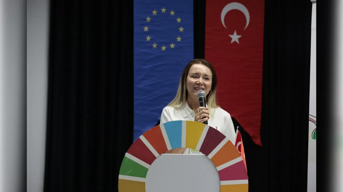Mutlu, Konak’ta gençlerle iklim zirvesinde bir araya geldi haberinin görseli