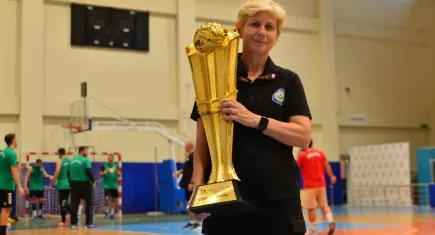 Türk spor tarihinde bir ilk: İlknur Kurtuluş, erkek hentbol takımını süper kupa şampiyonu yaptı