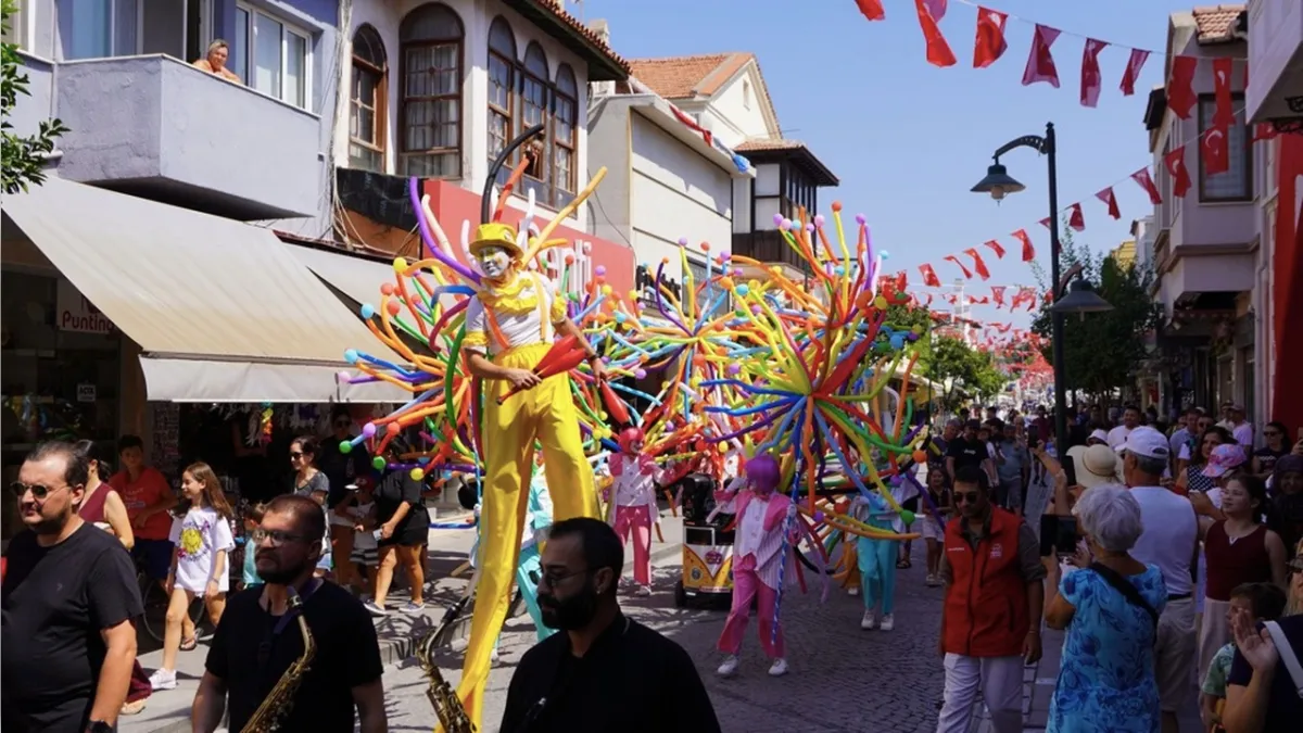 Çeşme’de festival coşkusu: İlk günde nostaljik yolculuk!  haberinin görseli