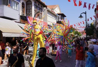 Çeşme’de festival coşkusu: İlk günde nostaljik yolculuk! 