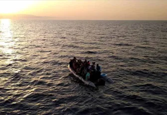 İzmir’de göçmen kaçakçılığı operasyonu: 81 göçmen kurtarıldı ve 2 kaçakçı yakalandı