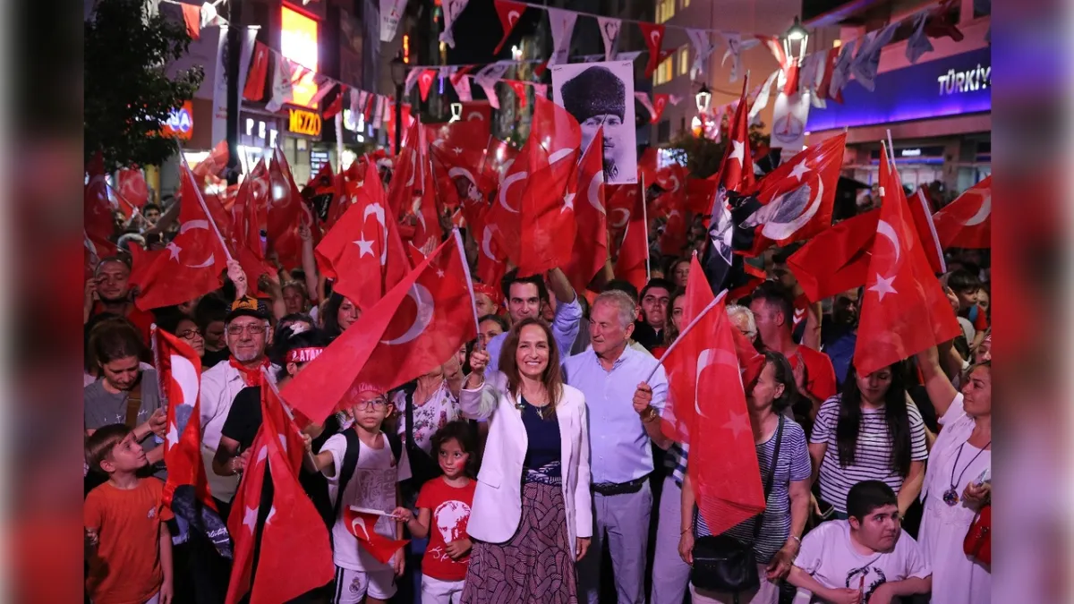 Yılmaz Özdil ve Korcan Karar Karşıyakalılarla buluşacak  haberinin görseli
