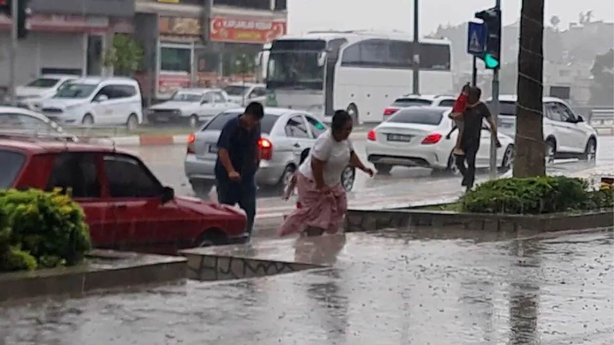 Adana ve Osmaniye&#039;de sağanak ve şiddetli rüzgar etkili oldu haberinin görseli