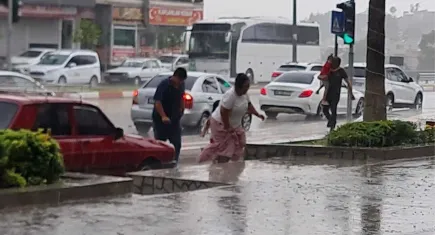 Adana ve Osmaniye'de sağanak ve şiddetli rüzgar etkili oldu