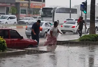 Adana ve Osmaniye'de sağanak ve şiddetli rüzgar etkili oldu