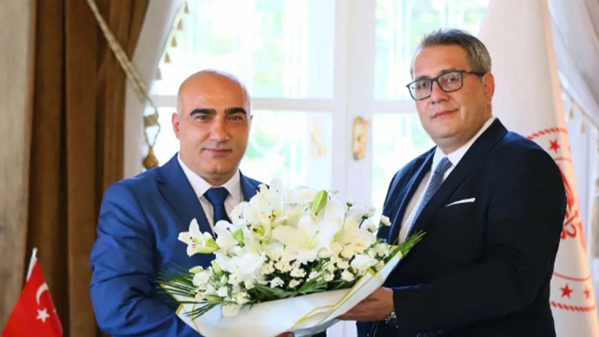Doç. Dr. Ayhan Kul İzmir İl Sağlık Müdürü olarak göreve başladı haberinin görseli